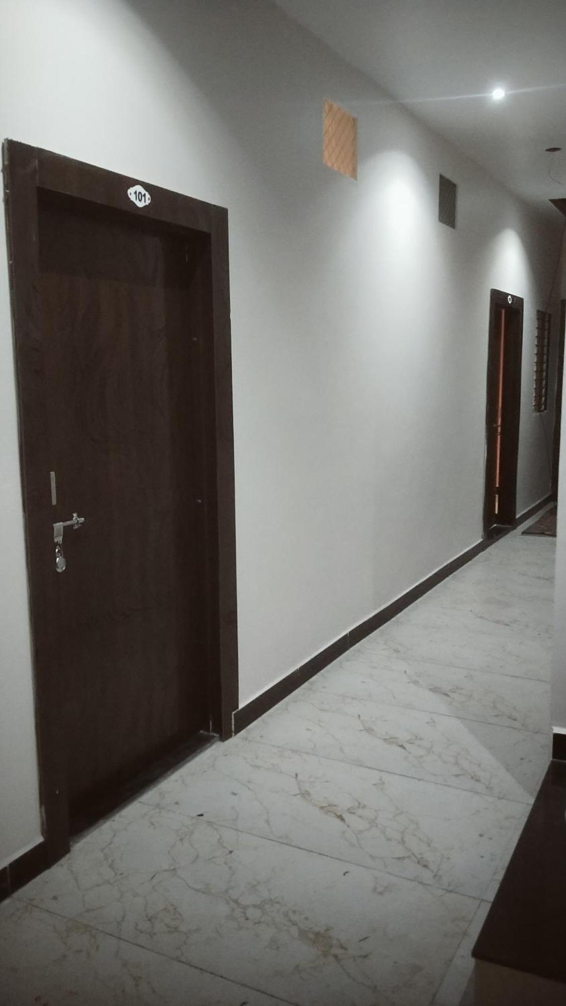 Shivlok Guest House 우자인 외부 사진